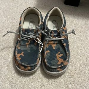 HEYDUDE Boys Size Y2-L3 Camo Shoes